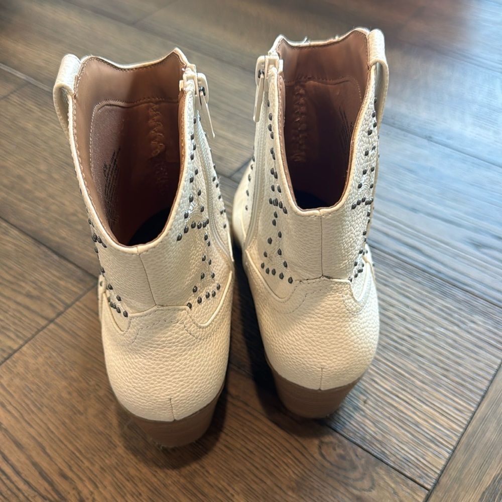 Universal Thread Women's White and Cream Boots 6.5 - Picture 4 of 8